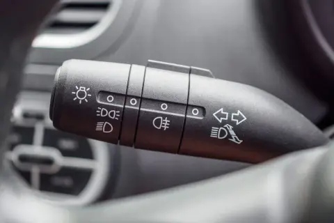 Przełącznik świateł w Hyundai i20: włączanie świateł mijania, drogowych, pozycyjnych i świateł przeciwmgielnych tylnych.