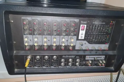 Mikser Alphard MS12 z wieloma pokrętłami do regulacji dźwięku, w tym EQ. Widoczny jest też suwak "treble co to" na panelu.