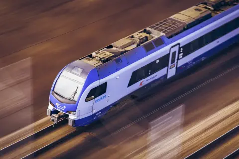Pędzący pociąg PKP Intercity. Zastanawiasz się, ile kosztuje bilet tygodniowy PKP na podróż?
