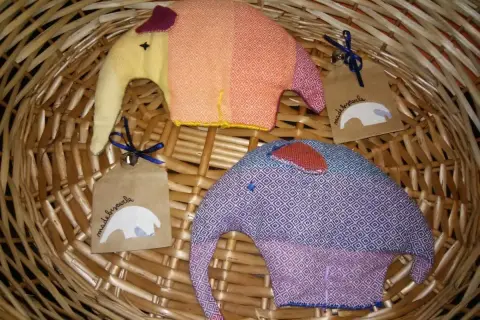 Due elefantini di stoffa colorati, perfetti per lavoretti con la stoffa per bambini. Uno arancione e giallo, l'altro viola e blu, con etichette "made by carla".