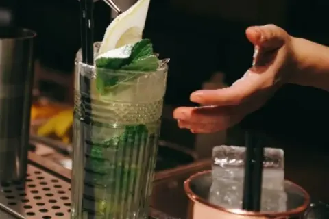 Un refrescante mojito, listo para disfrutar en Zaragoza. La menta fresca y el limón coronan esta bebida.