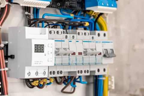 Zbliżenie na bezpieczniki i okablowanie w skrzynce elektrycznej.