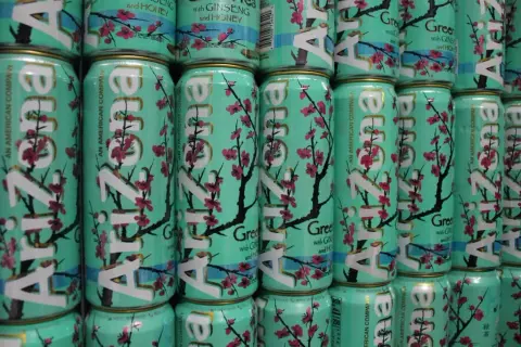 Napoje Arizona w Action: Ceny, dostępność i brak promocji