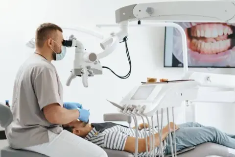 Jak dentysta usuwa kamień nazębny? Proces, metody i co warto wiedzieć przed zabiegiem