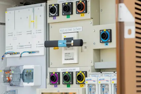 Panel sterowania z rozłącznikiem głównym i agregatami synchronizacji i zasilania. Widoczne złącza L1, L2, L3, N oraz bezpieczniki. System wykorzystuje izolację SF6.