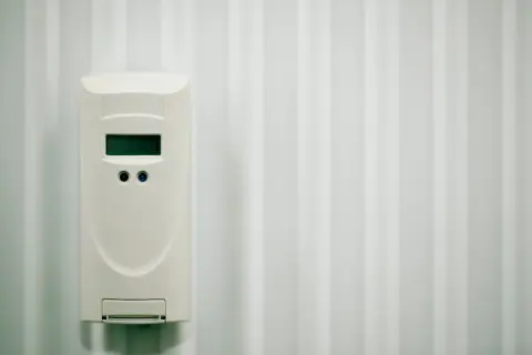 Ein elektronischer Heizkostenverteiler an einem Heizkörper. Mögliche Nachteile: ungenaue Messung bei starker Sonneneinstrahlung.