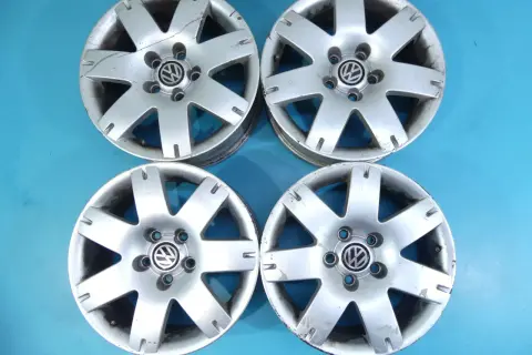Cztery felgi aluminiowe VW Passat B5, widoczny rozstaw śrub 5x112. Stan dobry, widoczne ślady użytkowania.
