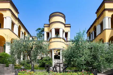 Il Vittoriale degli Italiani, residenza di Gabriele D'Annunzio, con la sua architettura gialla e gli ulivi nel giardino.