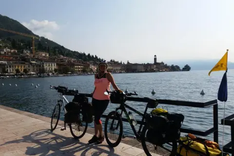 Donna con biciclette da cicloturismo sul lungolago di San Felice del Benaco, pronta per le sue passeggiate.