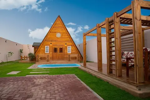 Urocze domki nad morzem blisko plaży, z basenem i drewnianą altaną. Idealne miejsce na wypoczynek.