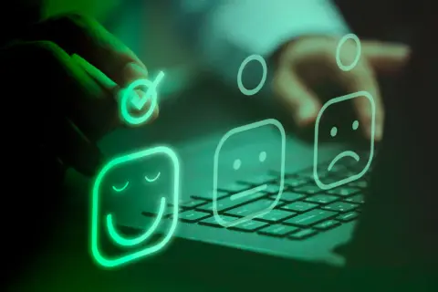 Ocena zadowolenia klienta. Ręka wybiera pozytywną emotikonę, symbolizując świetny customer experience po polsku.