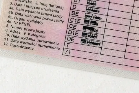 Fragment polskiego prawa jazdy z widocznymi polami: "Ograniczenia" i kodem "71", wskazującym na specyficzne **prawo jazdy ograniczenia 71**.