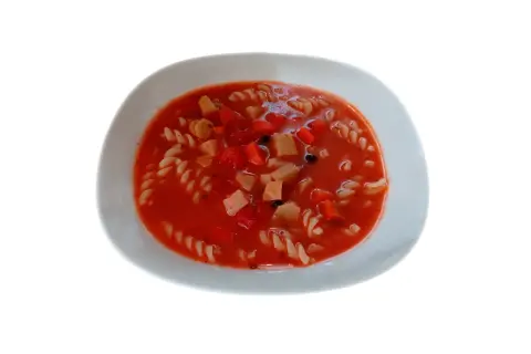 Ile kalorii ma zupa pomidorowa z makaronem? Obniż je sprytnie!