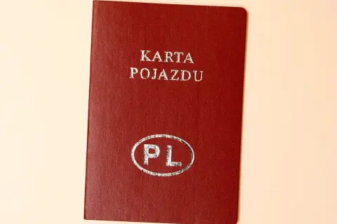 Czerwona karta pojazdu z napisem "KARTA POJAZDU" i symbolem "PL" w owalu.