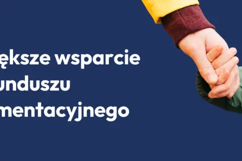 Dłoń dorosłego trzyma dłoń dziecka na tle napisu "Większe wsparcie z funduszu alimentacyjnego".