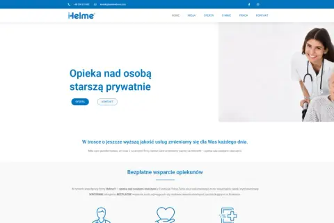 Uśmiechnięta opiekunka pomaga starszej pani na wózku. Dowiedz się, ile bierze opiekunka osoby starszej za godzinę.