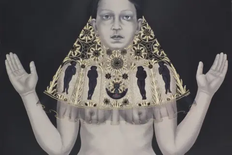 Portret Beaty Ewy Białejckiej z ozdobnym, złotym kołnierzem, na którym widnieją czarne postacie.