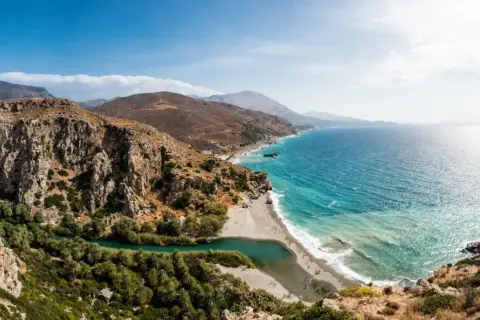 Traumhafte Bucht mit Palmen und türkisfarbenem Wasser. Perfekte Kreta Urlaub Tipps für Naturliebhaber.