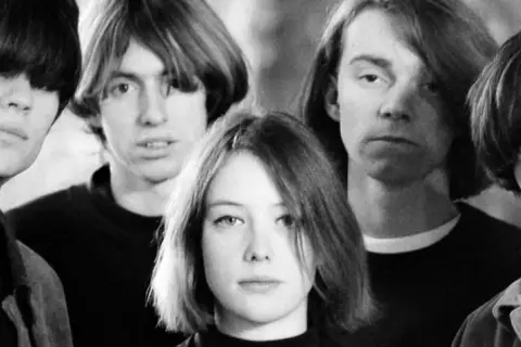 Cztery młode osoby z charakterystycznymi fryzurami, tworzące zespół. Czy to jest shoegaze co to za styl?