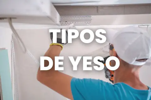 Un trabajador instala un techo de yeso, mostrando diferentes tipos de yeso para construcción.