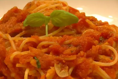 Sos do spaghetti z koncentratu: Szybki i pyszny przepis bez kwasowości!