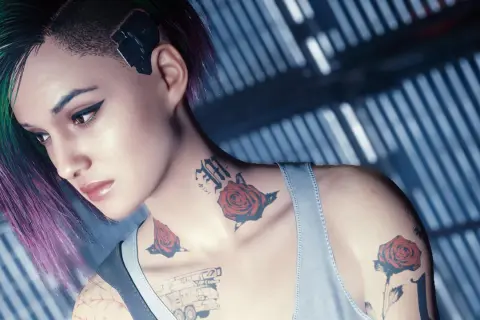 Judy Alvarez z Cyberpunk 2077, z zielono-fioletowymi włosami i tatuażami róż.
