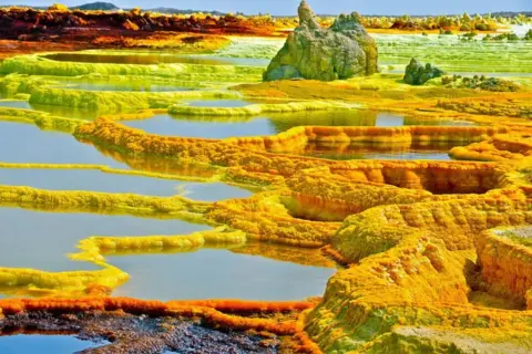 Kolorowe, mineralne baseny i formacje skalne w Dallol, Etiopia. Chcę do tego jedynego miejsca na ziemi, gdzie natura maluje krajobraz.