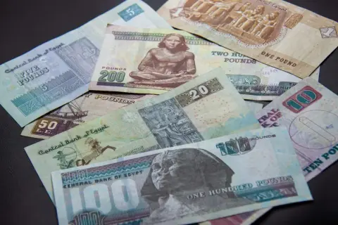 Stos egipskich funtów, a nie dolary czy euro. Widać banknoty 5, 10, 20, 50, 100, 200 i 1 funta.