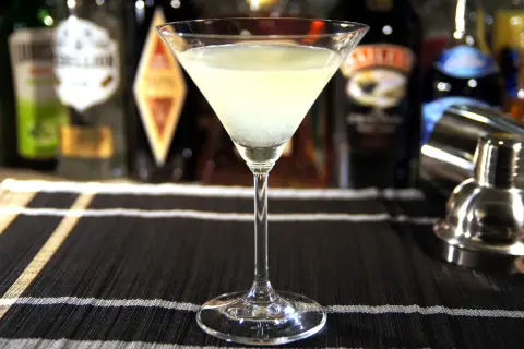 Ile procent ma drink kamikaze? Sprawdź zawartość alkoholu!