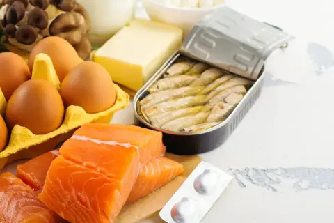 Łosoś, jajka, sardynki, masło i grzyby to produkty, w których znajduje się witamina D3.