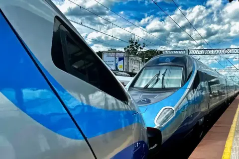 Dwa pociągi PKP Intercity stojące obok siebie na peronie. Jeden z nich to Pendolino, gotowe do podróży z Kołobrzegu do Krakowa Głównego.