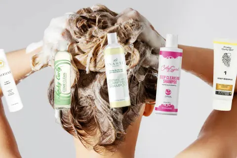 Fünf verschiedene Shampoos, darunter ein Tiefenreinigungsshampoo, werden in schaumiges Haar gehalten.
