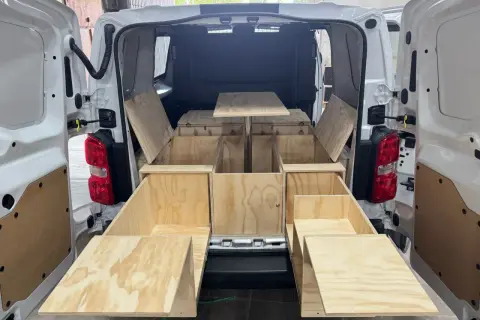 Muebles de madera para camperizar una VW T4, con cajones extraíbles y compartimentos. ¡Ideas para tu aventura!
