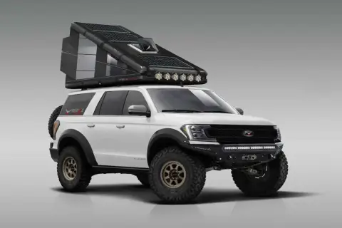 Blanco SUV camper con techo desplegable y paneles solares, listo para aventuras todoterreno.