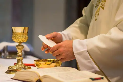 Ile trwa msza rezurekcyjna? Odkryj, co wpływa na jej długość