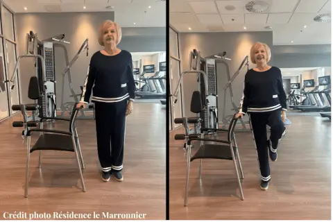 Une femme fait un exercice assis sur une chaise, puis se lève pour un exercice d'équilibre.