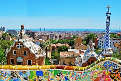 Widok na Park Güell w Barcelonie. Zastanawiasz się, ile się leci do Barcelony? To miasto pełne kolorów i architektury.
