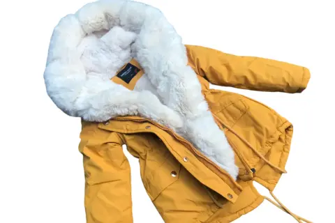 Żółta parka chłopięca z białym futrzanym obszyciem kaptura.