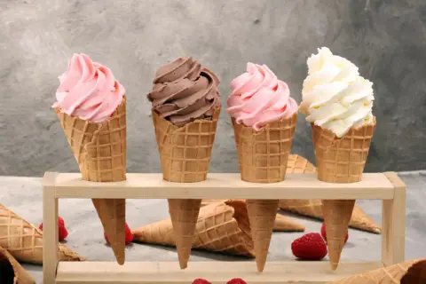 Vier leckere Softeis-Sorten in Waffeln: Erdbeer, Schoko und Vanille. Perfekt, um Softeis selber machen zu lernen und den Sommer zu genießen.