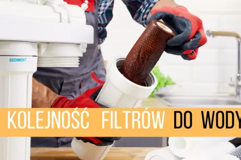 Rękawiczki ochronne pokazują, jak wymienić brudny filtr w systemie filtracji wody. Kolejność filtrów do wody jest kluczowa dla czystej wody.