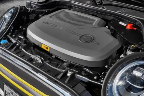 Compartimento del motor de un Mini. Aquí puedes ver cómo saber los caballos de mi coche, observando la potencia y el diseño.