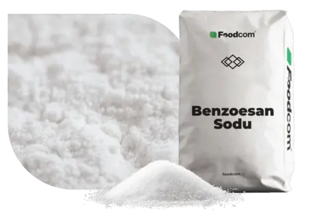 Biały proszek, benzoesan sodu, w opakowaniu Foodcom. Składnik wielu kosmetyków, zapewniający ich trwałość.