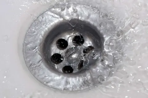 Wasser staut sich im Abfluss. Die Badewanne ist verstopft, Rohrreiniger hilft nicht.