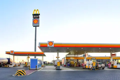 Stacja paliw Shell z McDonald's i McCafe. Sprawdź aktualne shell promocje i zatankuj V-Power.