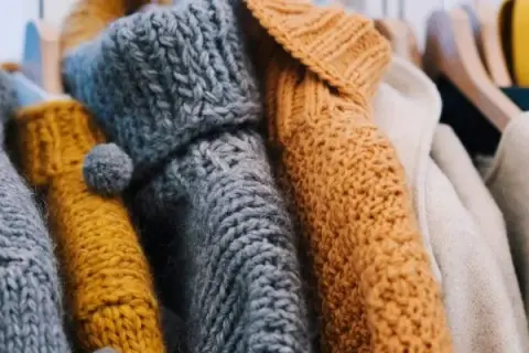 Jak suszyć sweter, aby uniknąć deformacji i zachować kształt