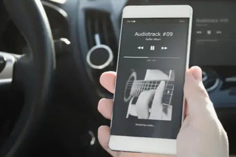 Jak działa transmiter FM Bluetooth? Prosty sposób na muzykę w aucie