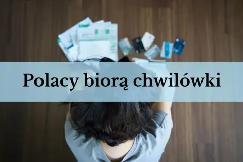 Osoba z rękami na głowie, rachunki i karty kredytowe na podłodze. Czy influencerzy promujący szybkie pożyczki z nagrodami sami z nich korzystają?