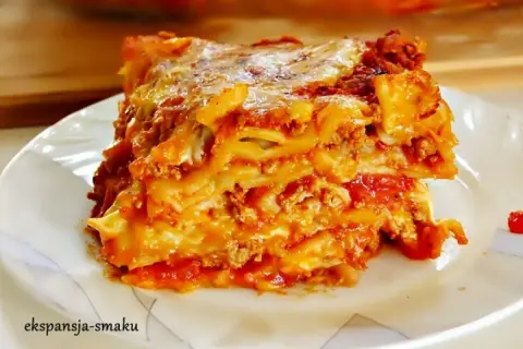 Pyszna porcja lasagne bez beszamelu, z bogatym sosem mięsnym i ciągnącym się serem. Idealna na rodzinny obiad.