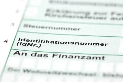 Fragment formularza z polami "Steuernummer", "Identifikationsnummer (IdNr.)" i "An das Finanzamt".