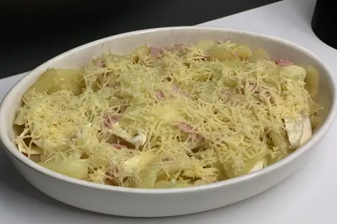 Gratin de pommes de terre et jambon, prêt pour la cuisson. Une délicieuse recette patisson, facile et rapide à préparer.